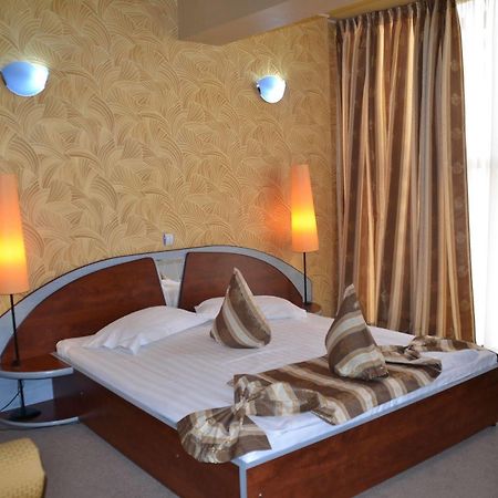 Hotel Helin - Calea Bucuresti ไกรโอวา ภายนอก รูปภาพ