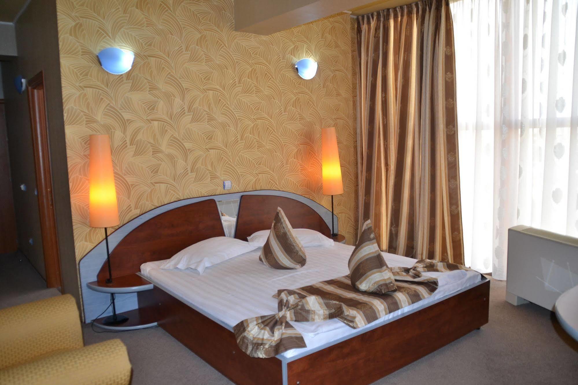 Hotel Helin - Calea Bucuresti ไกรโอวา ภายนอก รูปภาพ