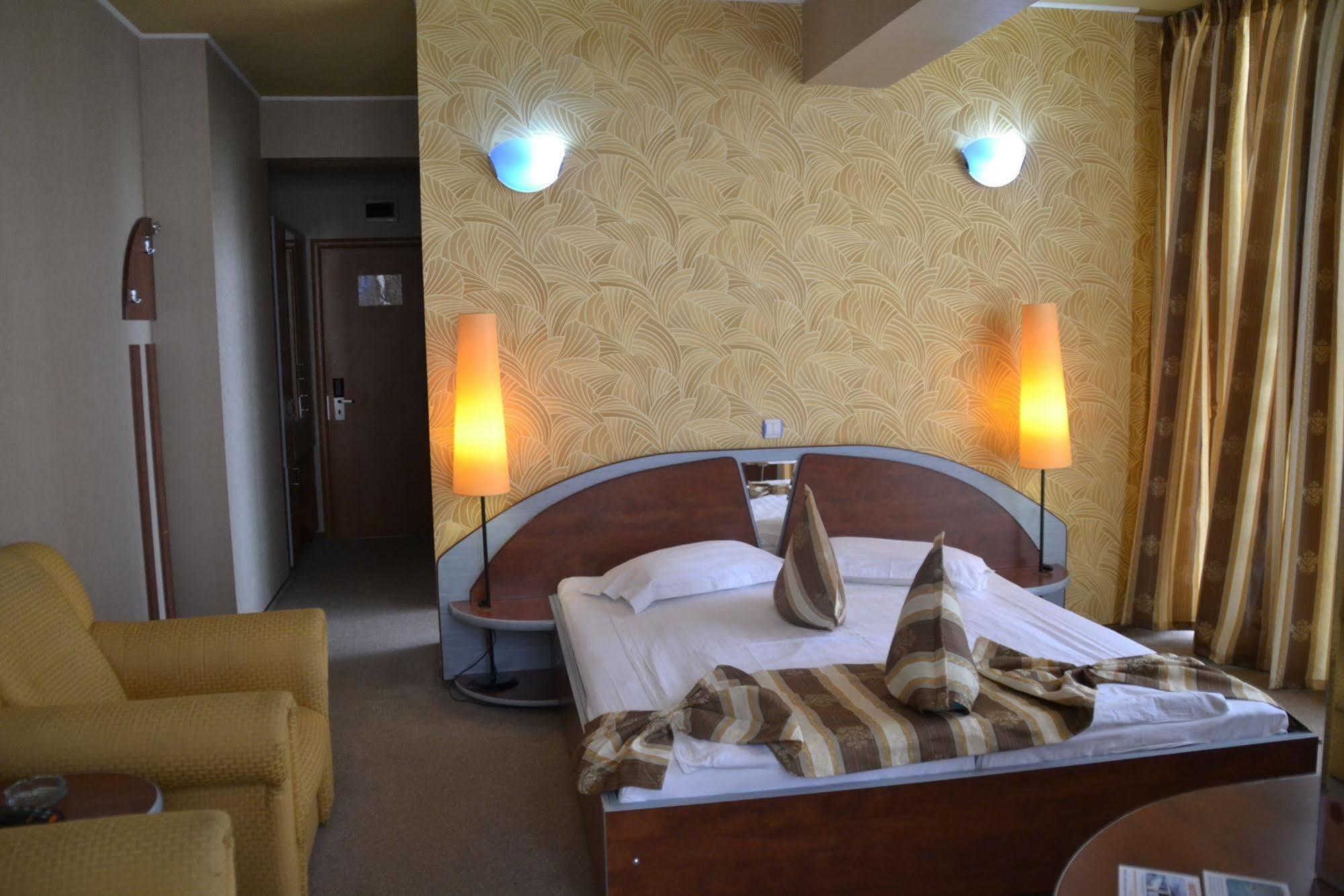 Hotel Helin - Calea Bucuresti ไกรโอวา ภายนอก รูปภาพ