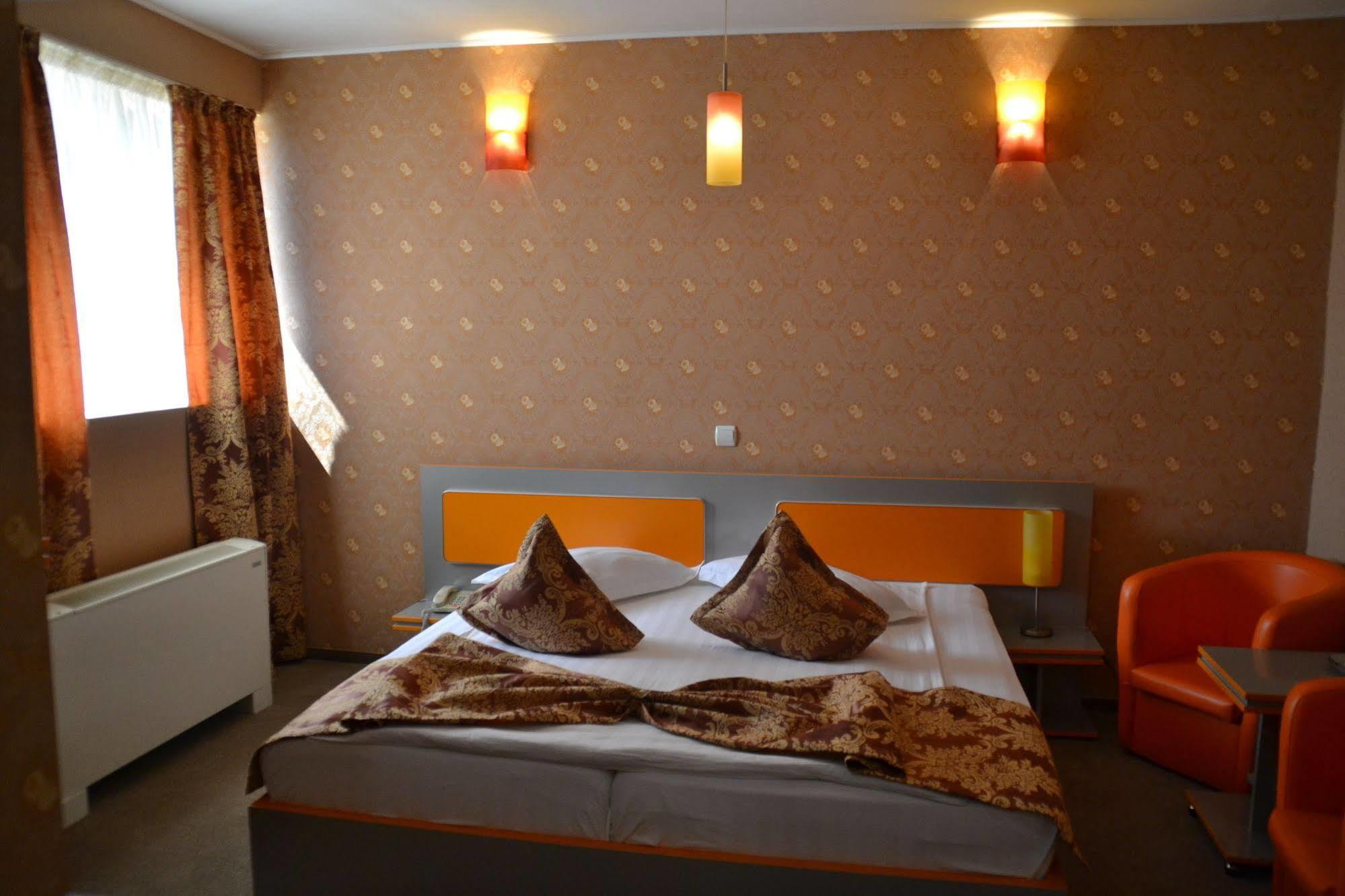Hotel Helin - Calea Bucuresti ไกรโอวา ภายนอก รูปภาพ