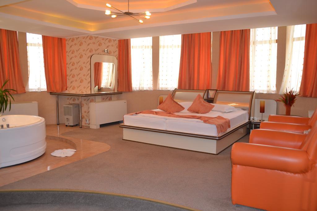 Hotel Helin - Calea Bucuresti ไกรโอวา ภายนอก รูปภาพ