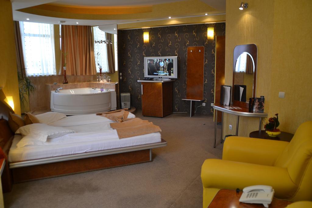 Hotel Helin - Calea Bucuresti ไกรโอวา ภายนอก รูปภาพ