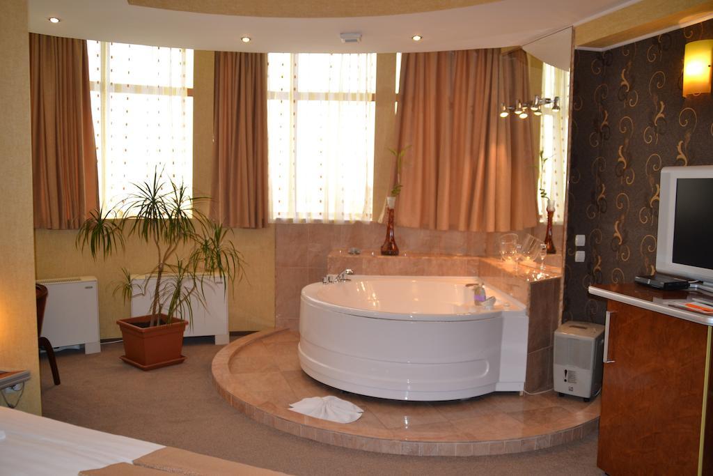 Hotel Helin - Calea Bucuresti ไกรโอวา ภายนอก รูปภาพ